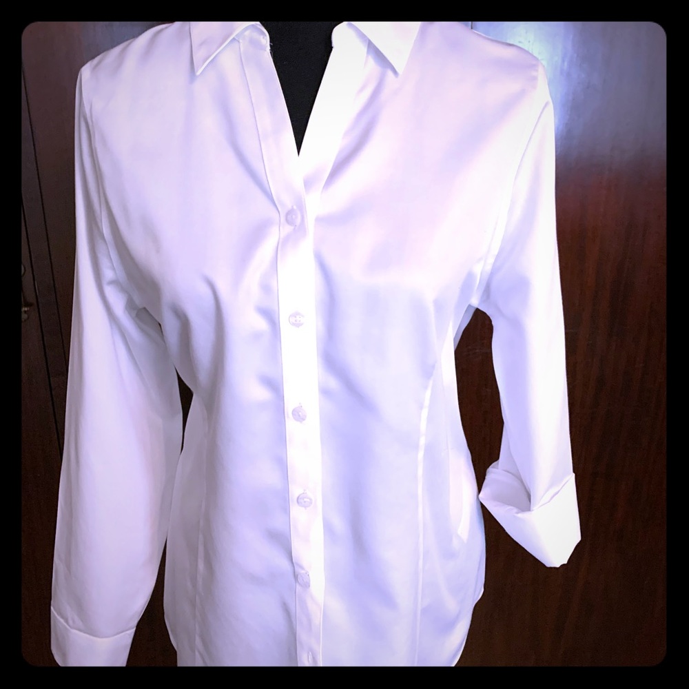 Chico’s white cotton no wrinkle button up. Small